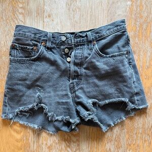 Levi 501 shorts - size 26- black